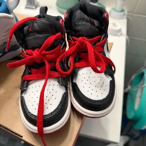 red black white sneakers 10 c